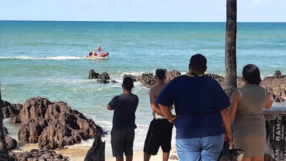 Adolescente de 15 anos desaparece na Praia dos Artistas em Natal e bombeiros realizam buscas