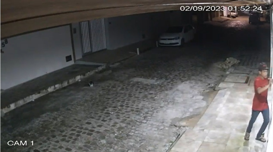 VÍDEO: Homem abre portão de residência, furta bicicleta e sai pedalando tranquilamente na zona sul de Natal