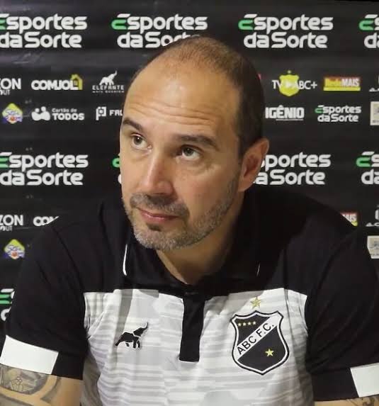 Há 11 jogos sem vencer, ABC demite técnico Allan Aal