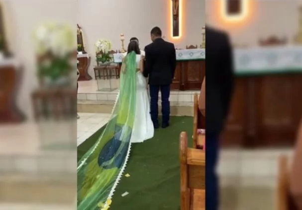 VÍDEO: Mulher se casa de tornozeleira e bandeira do Brasil como véu
