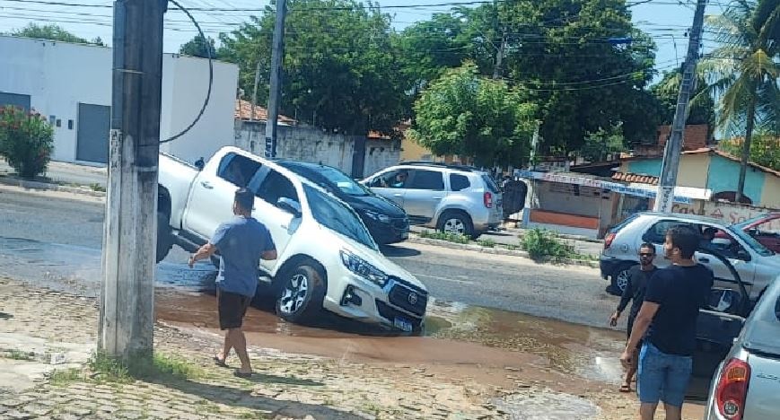 VÍDEO: Carro cai em buraco na Avenida João Medeiros Filho em Natal