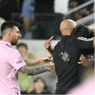 VÍDEO: Segurança de Messi 'invade' campo para evitar que torcedor abrace o camisa 10