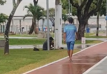 VÍDEO: Homem é flagrado roubando fiação à luz do dia na nova Praça Pedro Velho