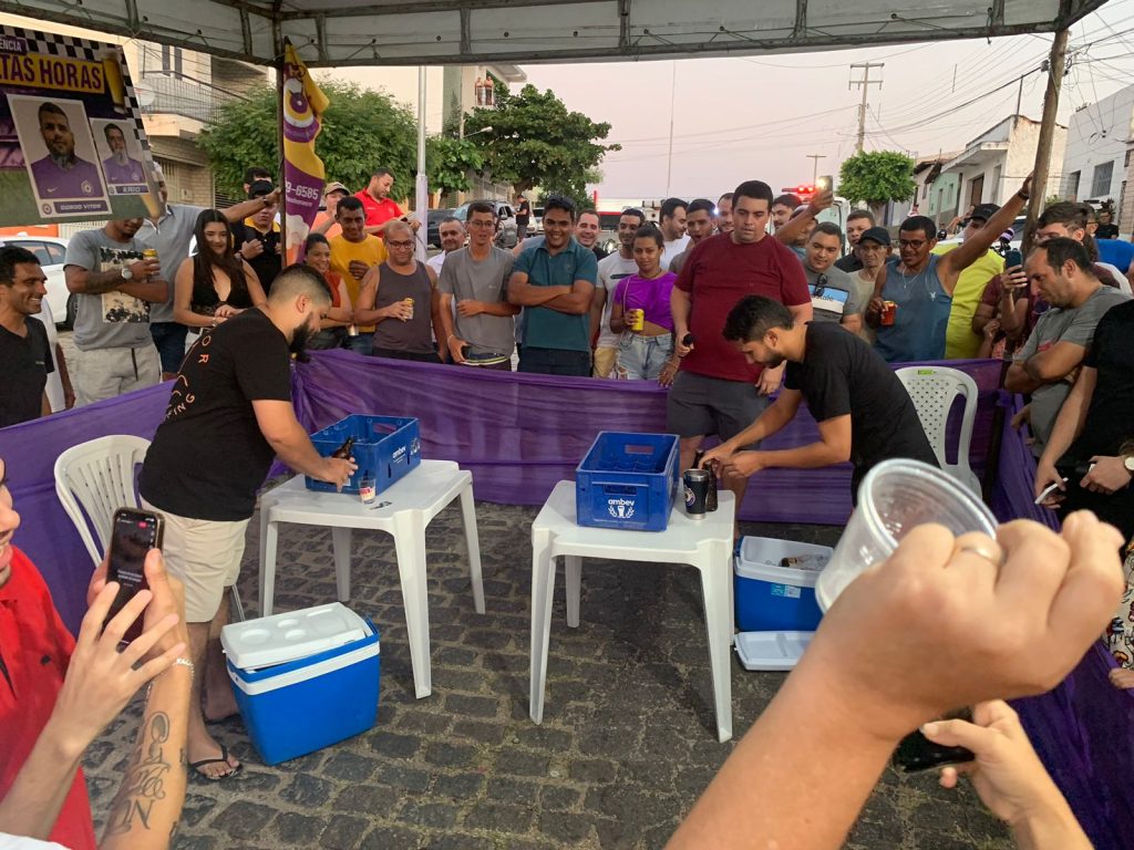 [VÍDEO] "X1 da Gela": Competição inusitada de beber cerveja agita interior do RN