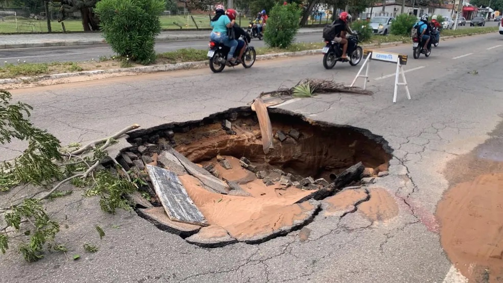 Cratera se abre e interdita faixa da avenida João Medeiros Filho em Natal