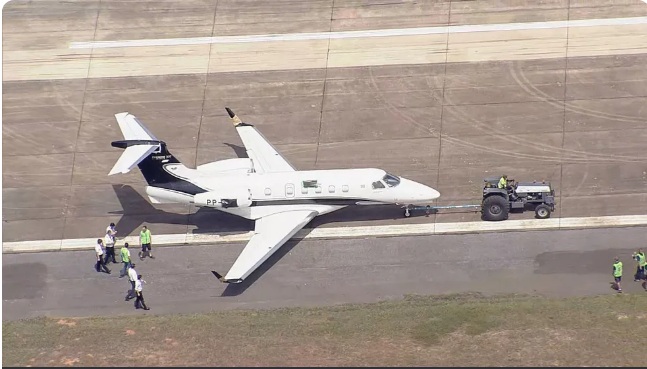 Aeroporto em Belo Horizonte é fechado após avião estourar pneu e sair da pista