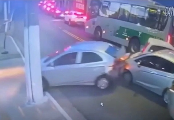 VÍDEO: Ônibus “esmaga” carros e causa atropelamento de idosa em SP