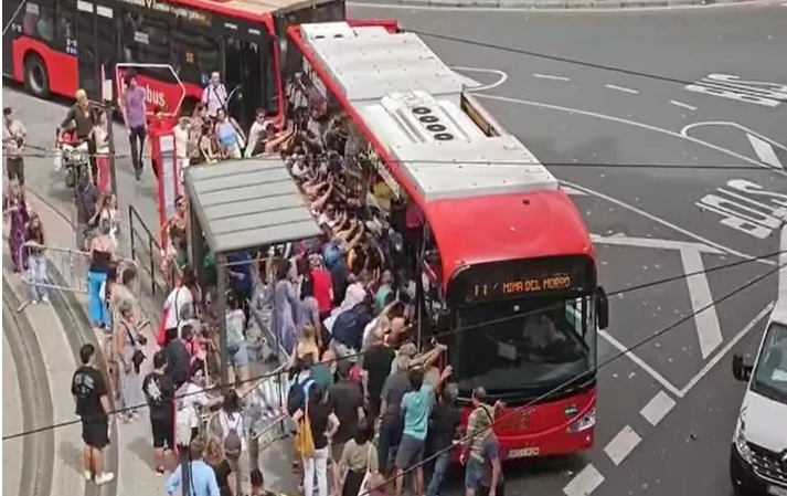 VÍDEO: Idoso fica preso debaixo de ônibus, e dezenas de pessoas levantam veículo para resgatá-lo