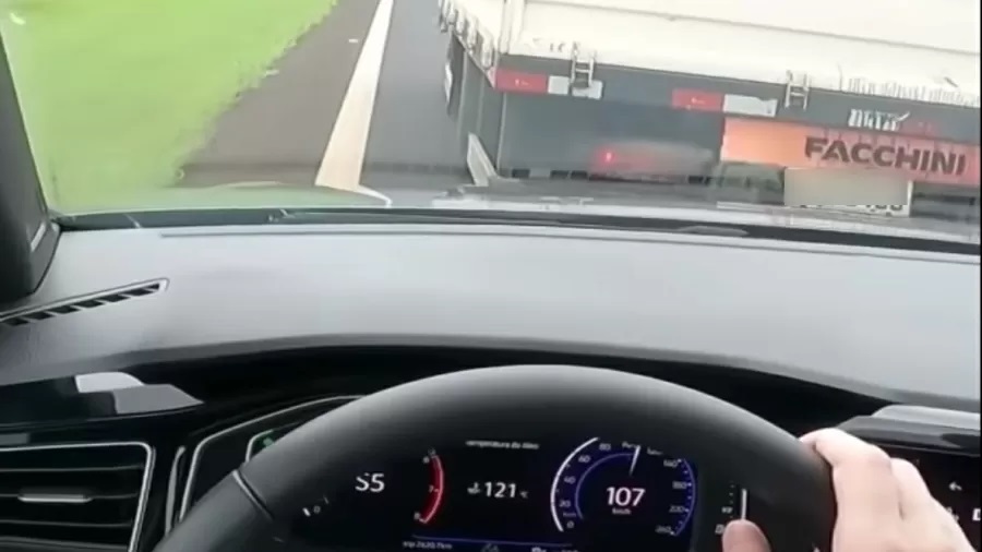 Carros lentos na esquerda: quem força passagem na pista rápida tem razão?