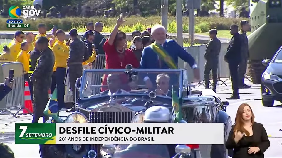 VÍDEO: No desfile militar do 7 de Setembro, Janja faz o ‘L’ e usa vermelho