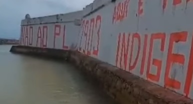 VÍDEO: Forte dos Reis Magos é pichado em defesa de pauta da esquerda