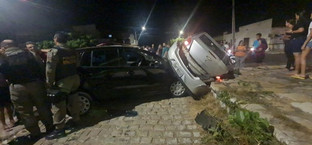 Criminosos provocam acidente após roubar carro em Mossoró