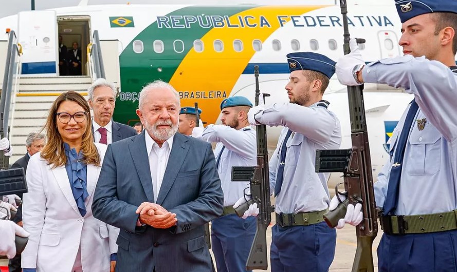 Lula embarca para o exterior em meio à tragédia no Sul