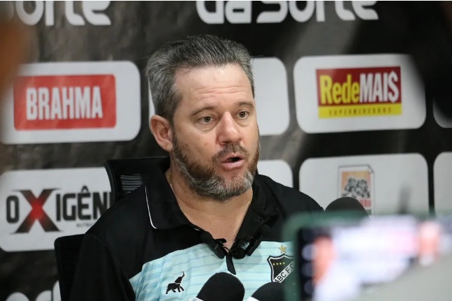 Argel Fuchs admite dispensas no ABC e desabafa: "Tem que sujar o uniforme"