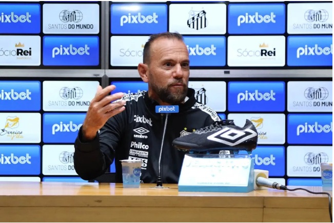 Técnico é demitido do Santos após jogadoras o acusarem de assédio