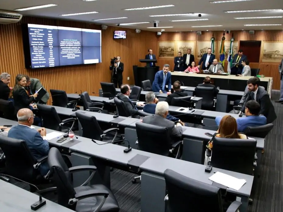 Câmara de Natal aprova em 1º turno projeto que autoriza político a ser vereador e deputado ao mesmo tempo