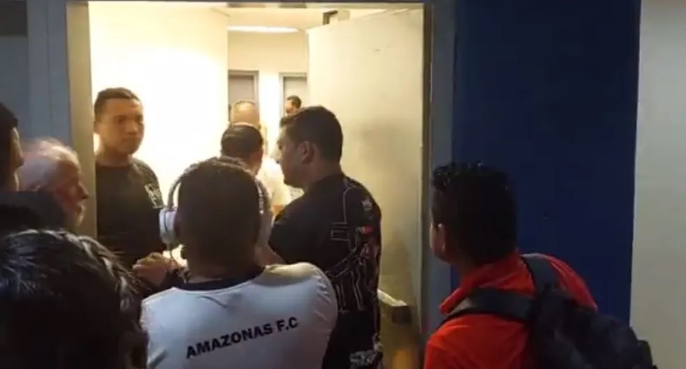 VÍDEO: Presidente de clube teria tentado invadir vestiário da arbitragem na Série C