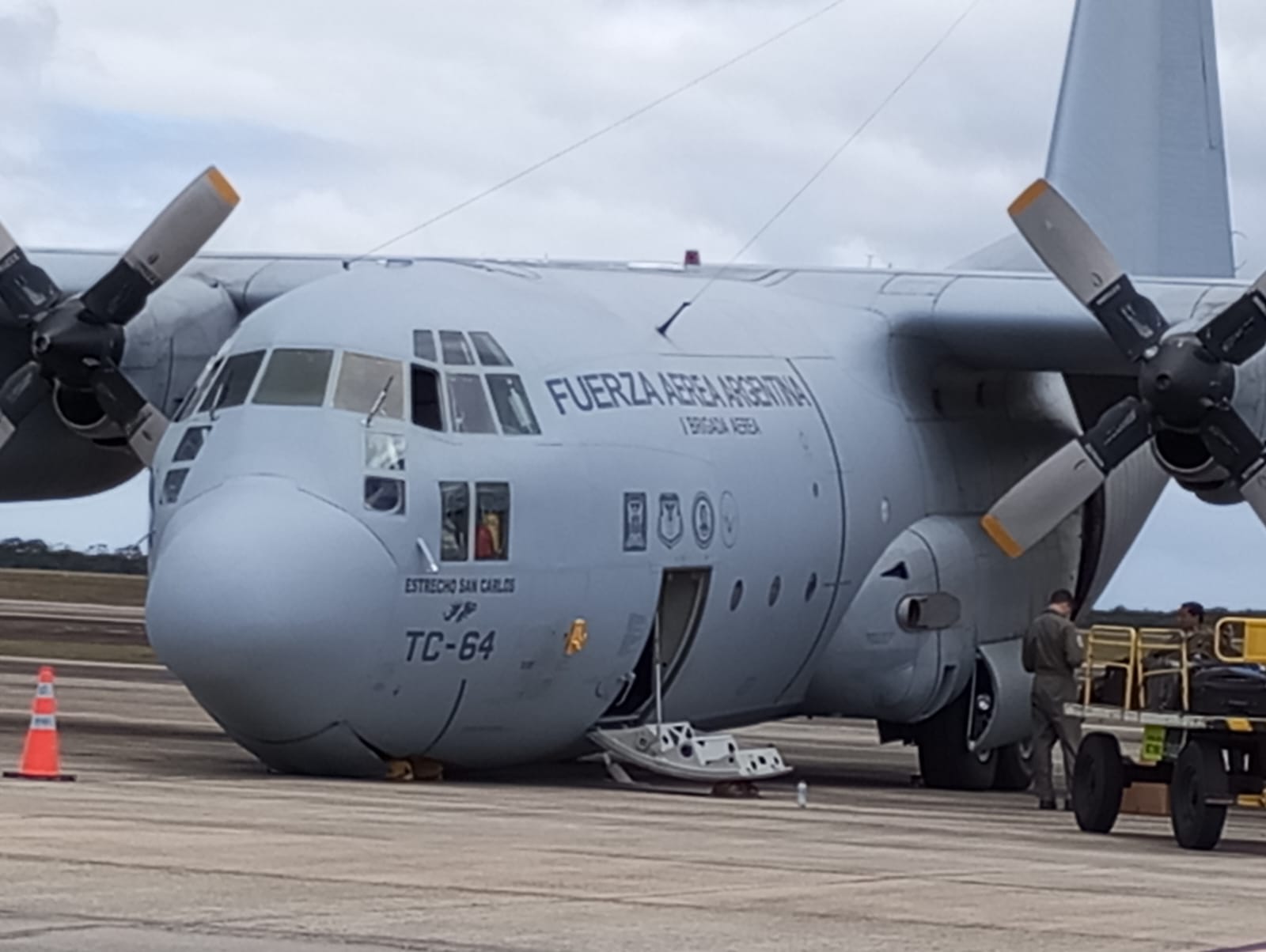 C-130 da Força Aérea Argentina deixa Natal após pane no trem de pouso