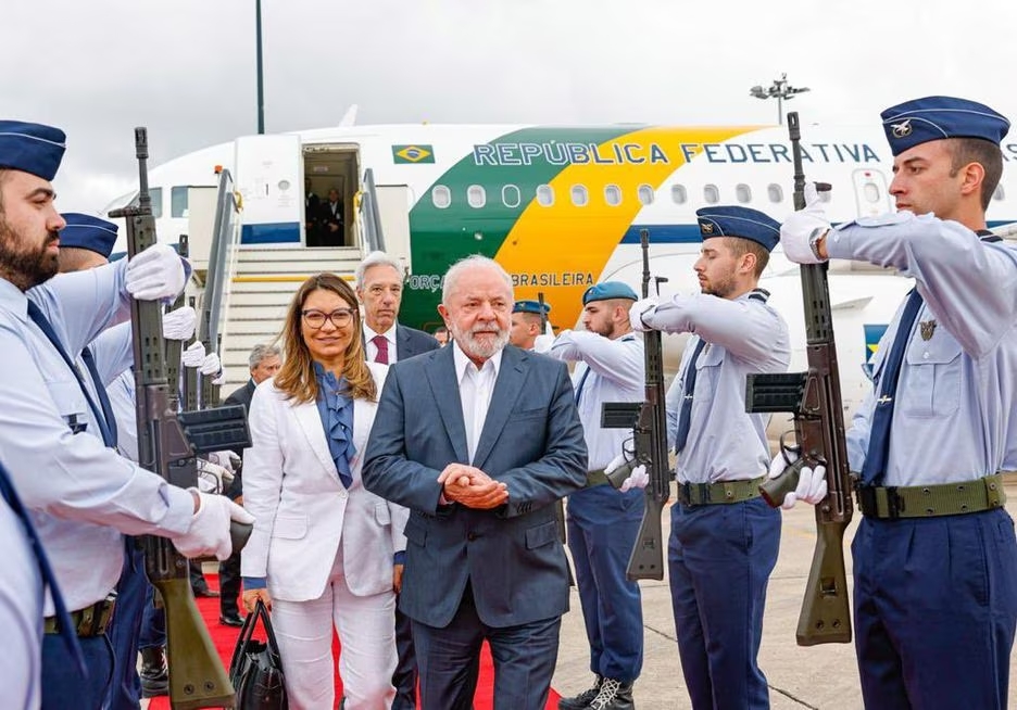 Lula exige novo avião com sala de reunião, escritório pessoal, suíte para casal e cama que pode custar US$ 80...