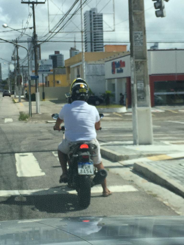 Homem é flagrado ‘passeando’ com capacete da STTU em Natal