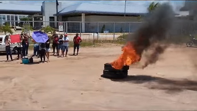 VÍDEO: Trabalhadores da Coteminas colocam fogo em pneus durante protesto por atraso de salários