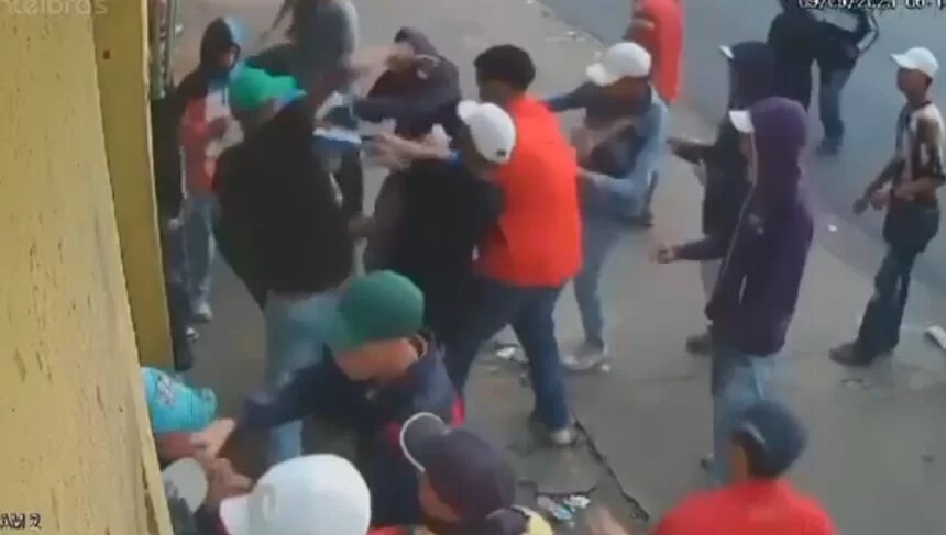 VÍDEO: Arrastão após baile funk tem roubo de celulares e até de tênis