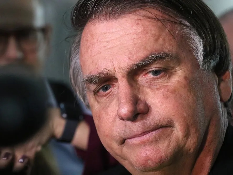 Cirurgias de Bolsonaro foram satisfatórias e ex-presidente está em recuperação, diz boletim médico