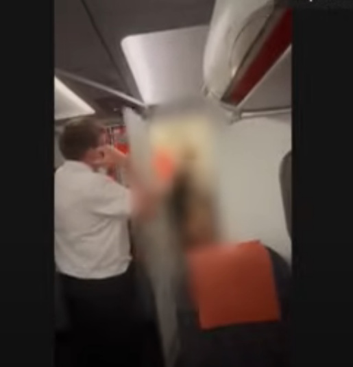 VÍDEO: Casal é flagrado fazendo sexo em banheiro de avião e empresa aciona polícia