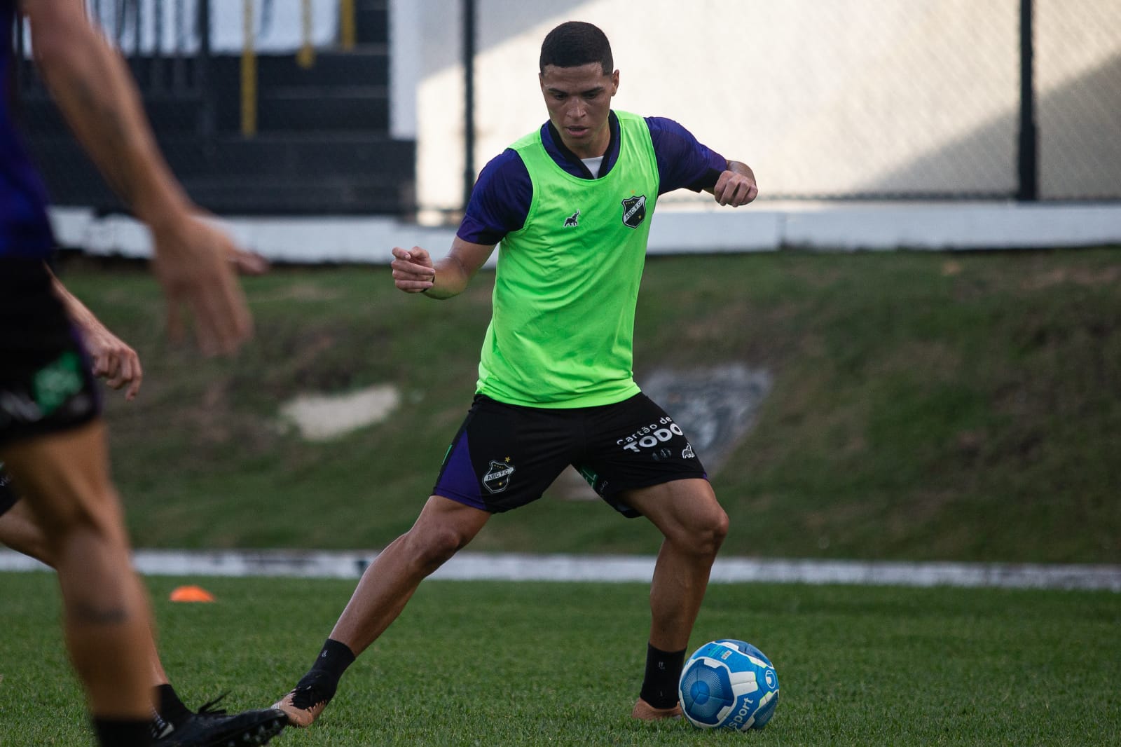 Técnico do ABC integra quatro jogadores da base ao elenco profissional