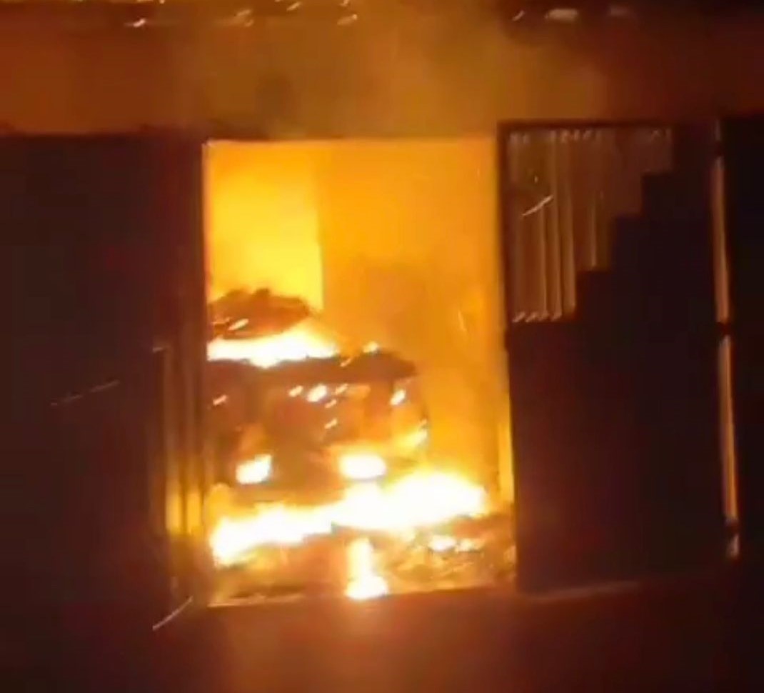 VÍDEO: Carro explode dentro de casa na zona Sul de Natal