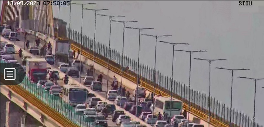 Acidente entre motocicleta e três carros congestiona trânsito na ponte Newton Navarro