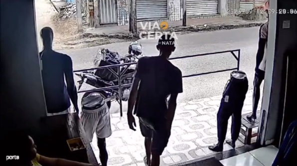VÍDEO: Homem assalta loja à luz do dia em Natal; assista