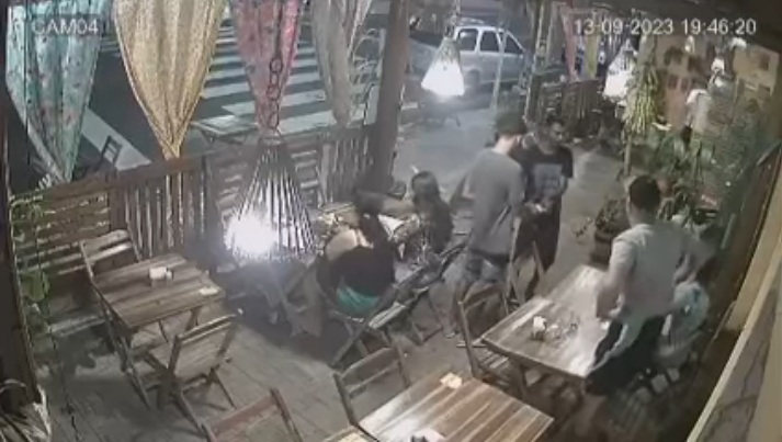 VÍDEO: Dupla invade restaurante em Areia Preta e assalta clientes