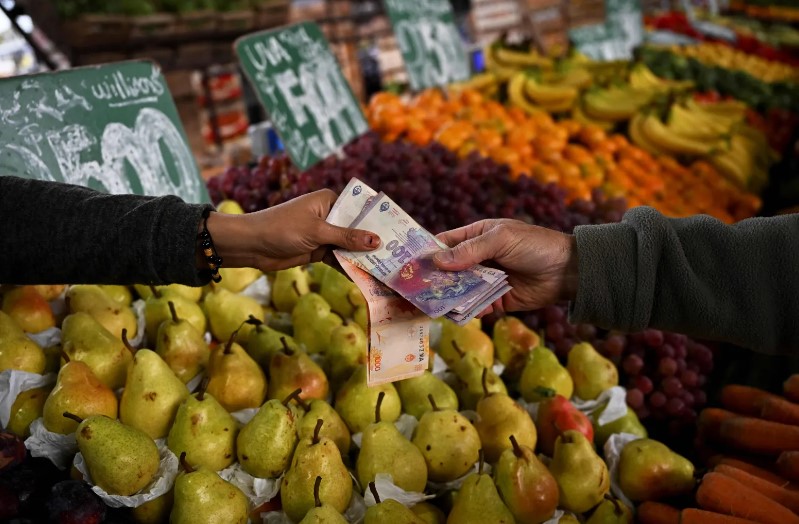 Argentina tem a maior inflação mensal desde 1991 e preços sobem 124% em um ano