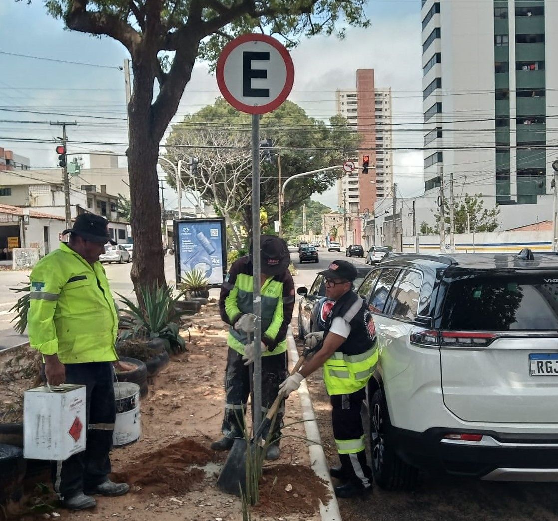 STTU libera estacionamento ao lado do canteiro central da avenida Antônio Basílio