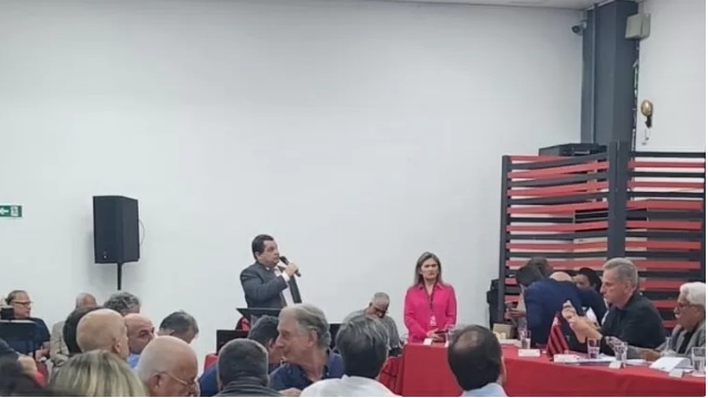 VÍDEO: Reunião no Flamengo termina em confusão e sessão suspensa após votação