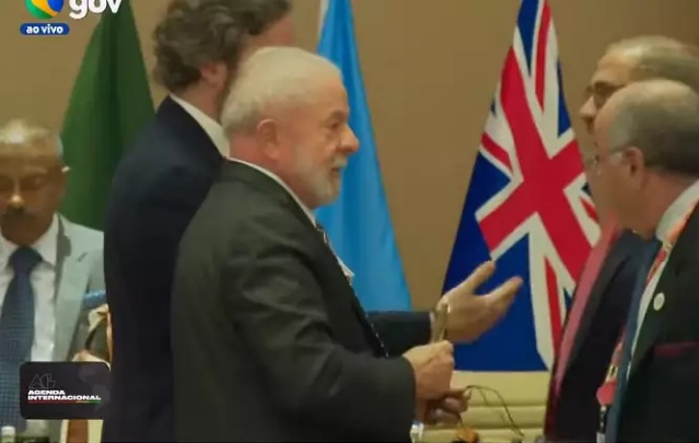 Viraliza vídeo de Lula e Janja no G20 embolsando canetas ou lápis; ASSISTA