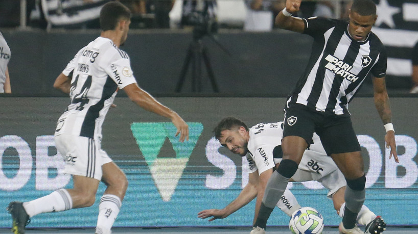 Atlético-MG x Botafogo, Vasco x Flu e campeonatos internacionais; veja jogos de hoje e onde assistir