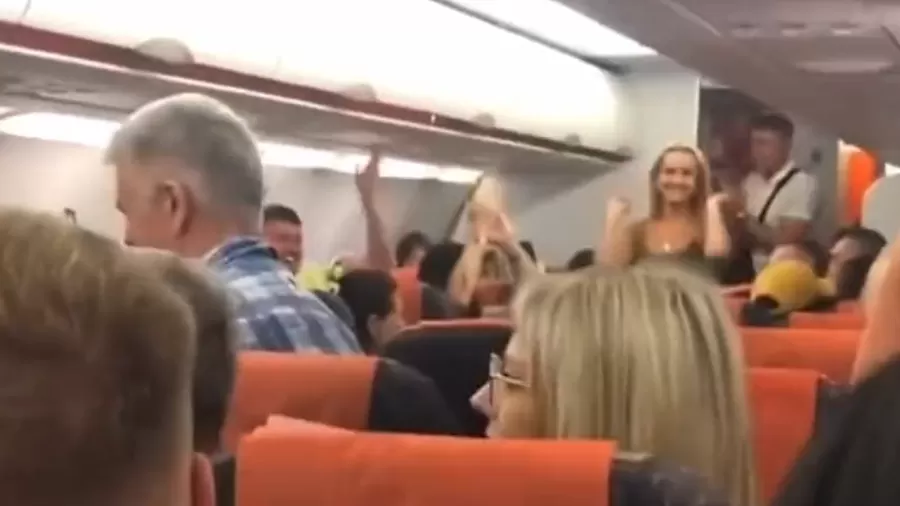 VÍDEO: Casal flagrado fazendo sexo em avião é ovacionado por passageiros; ASSISTA