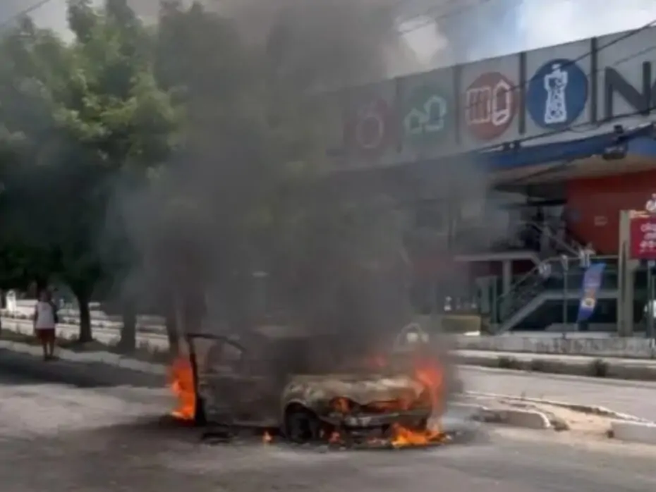 [VÍDEO] Carro pega fogo e fica destruído na Grande Natal; familia que estava no veículo sai ilesa