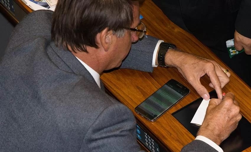 WhatsApp enviado por Bolsonaro pode livrá-lo da acusação de golpe