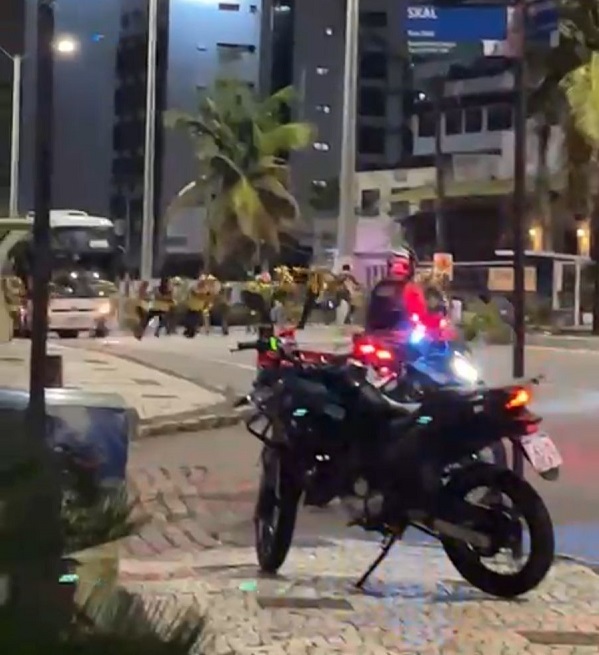 PM preso em noite de violência entre torcidas organizadas pagou fiança e foi liberado