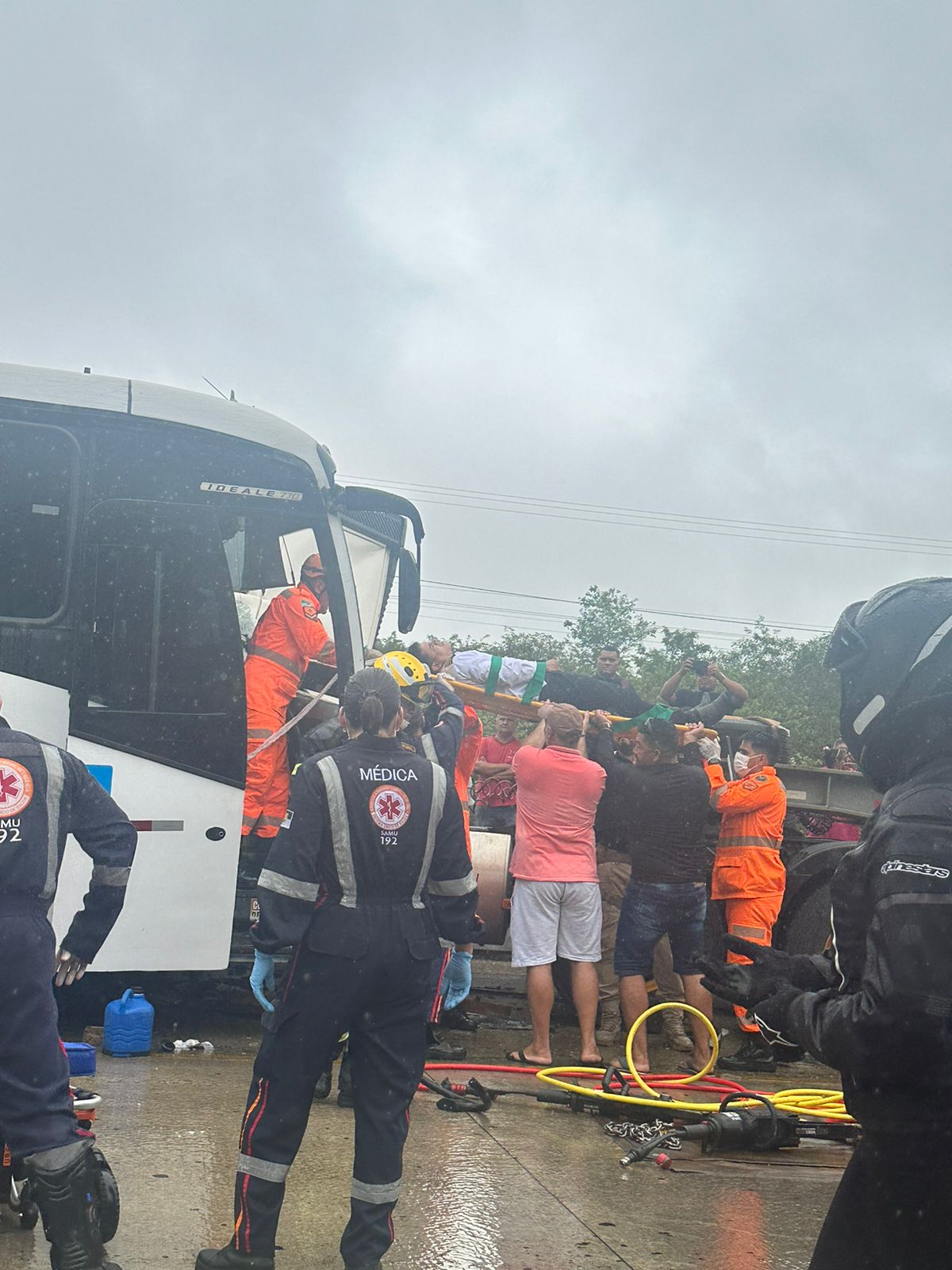 Acidente entre ônibus e carreta deixa 8 feridos na Reta Tabajara; motorista foi socorrido e teve ferimentos graves
