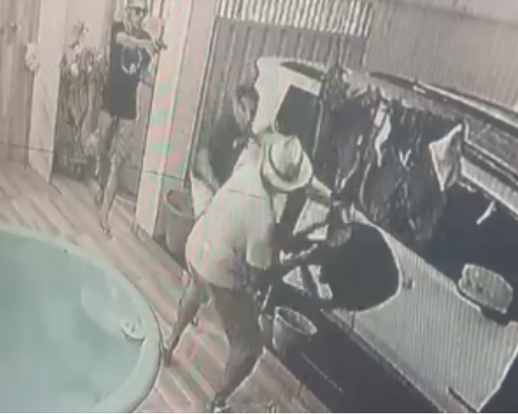 VÍDEO: Homem se defende de assalto dentro de casa jogando tamborete em bandidos em Natal