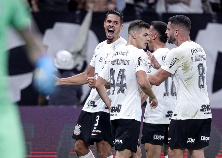VÍDEO: Corinthians e Grêmio empatam em jogo maluco de viradas e 8 gols em Itaquera