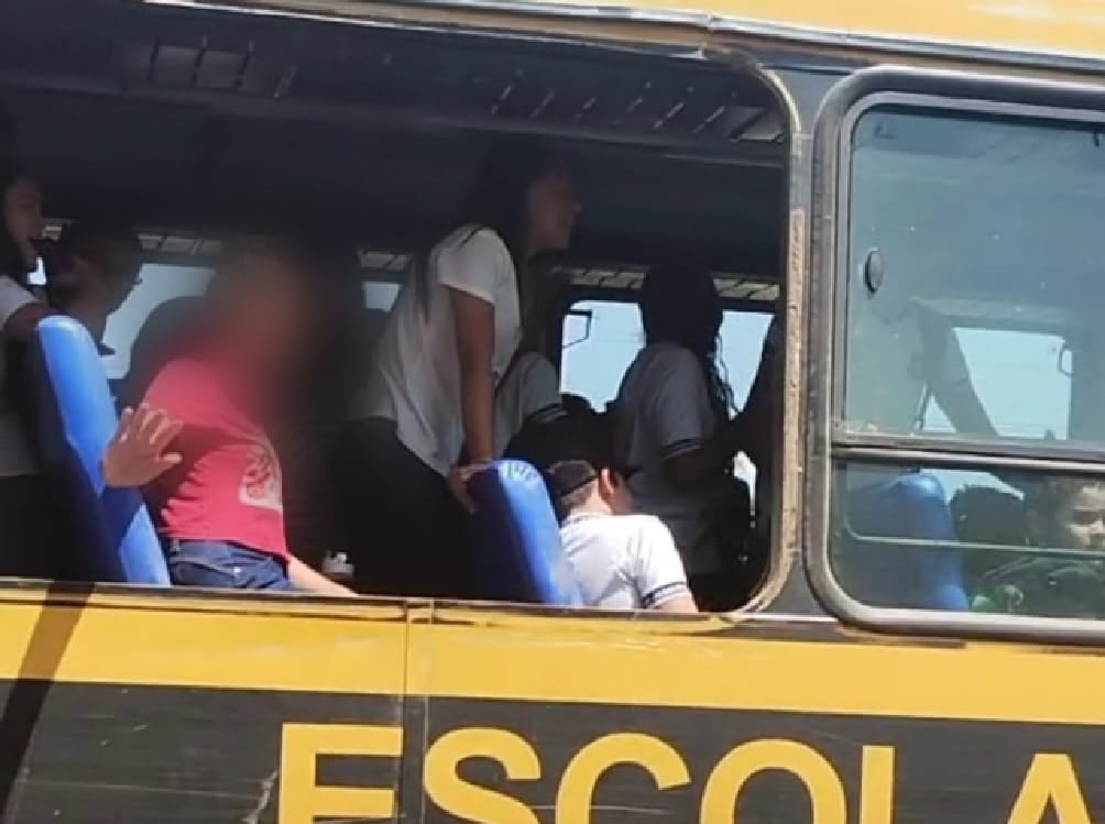 VÍDEO: Janela de ônibus quebrada coloca estudantes em perigo em município do RN