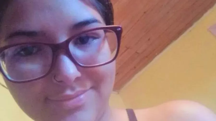 Jovem é espancada com cabo de rodo após marido suspeitar de traição e morre