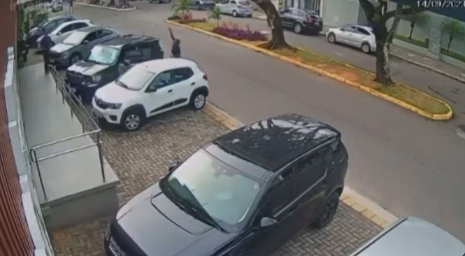 VÍDEO: Flagrado furtando fios, homem ameaça trabalhadores e até um segurança com uma faca em Natal