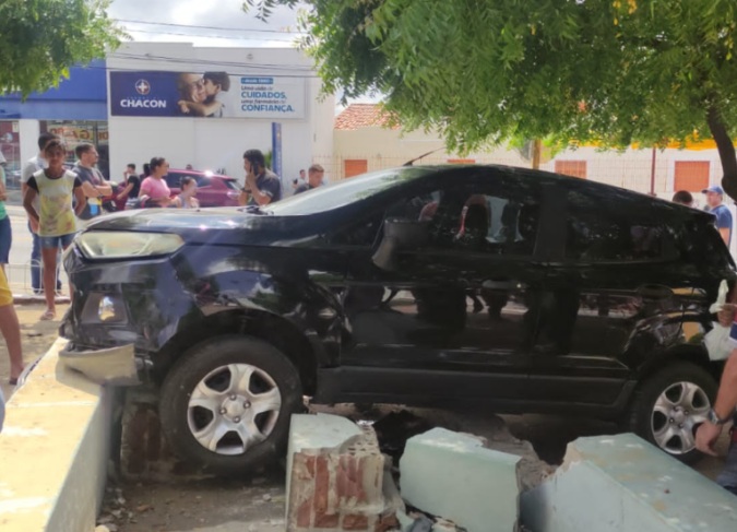 Carro invade canteiro de praça, decepa pernas de homem e deixa mulher ferida no RN