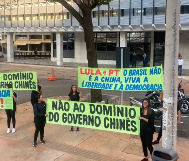 Grupo pró-democracia protesta contra acordo do PT com Partido Comunista Chinês